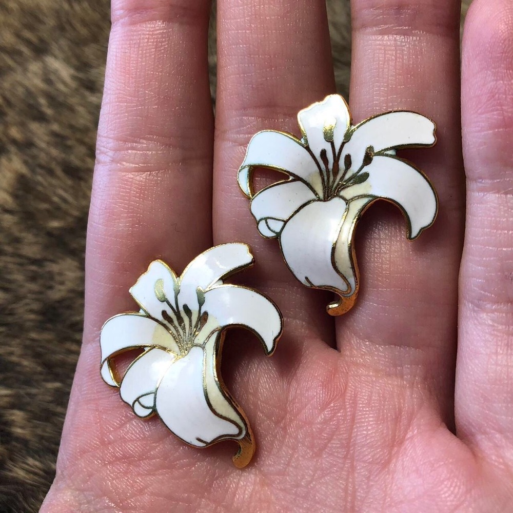 Vintage white enamel lily flower earrings